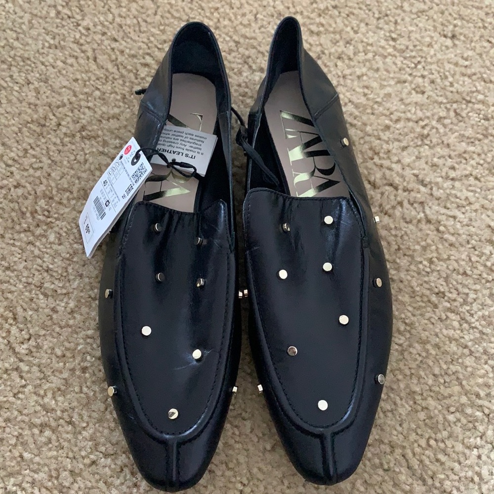Black leather flats with gold hardware😍